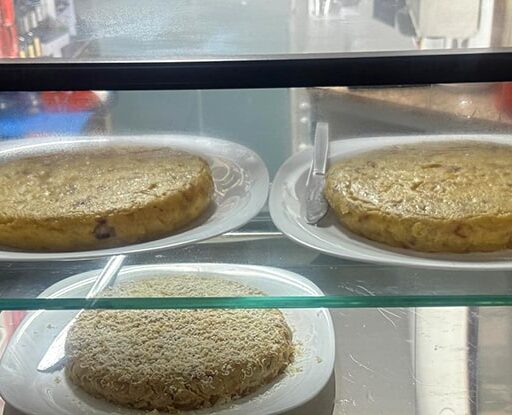Tortillas de patata en el mostrador del bar gardi