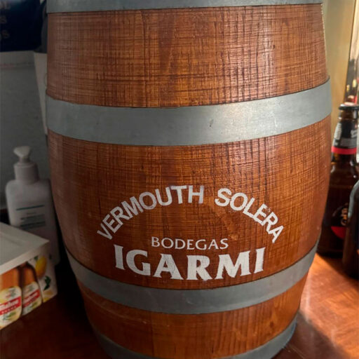 Instalaciones Bar Gardi en Santander barril a modo de mesa de la marca Igarmi